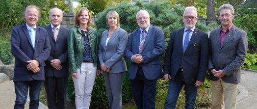 Gruppenbild der Akteure zum Tourismus in der Region: Dazu formierten sich im Garten des „Kasino“ von links nach rechts Dirk Glaser, Südwestfalen-Agentur, Robert Kirchner-Quehl, Landesbüro NRW der Friedrich-Ebert-Stiftung, Sylvia Voss, Gemeinde Wadersloh, Ute Strathaus, und Hans Zaremba, SPD Lippstadt, Wolfgang Hellmich, MdB, und Thomas Weber, Sauerland-Tourismus. Foto: Nils Holger Duscha
